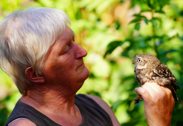 Denise die een baby uil vast houdt
